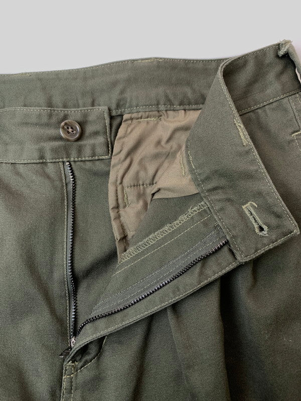 【中古品】【メンズ】 FIDELITY フェデリティー 2TUCK TWILL TROUSERS PANTS C-25375003-2 ツータックツイルトラウザーパンツ ボトムス 156-260319-SH-25-min サイズ：M カラー：オリーブドラブ 万代Net店