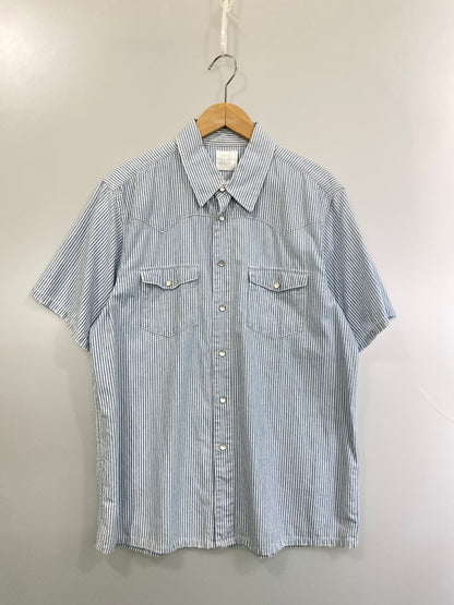 【中古品】【メンズ】 FRAGMENT フラグメントデザイン × LEVIS リーバイス HICKORY SS SHIRT ヒッコリー 半袖シャツ トップス 142-260626-jt-05-min サイズ：L カラー：LIGHTBLUE WHITE 万代Net店
