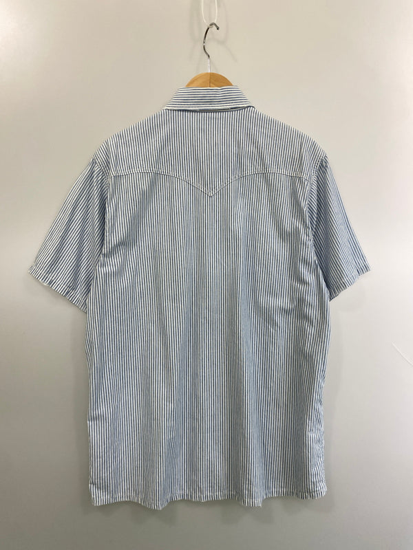 【中古品】【メンズ】 FRAGMENT フラグメントデザイン × LEVIS リーバイス HICKORY SS SHIRT ヒッコリー 半袖シャツ トップス 142-260626-jt-05-min サイズ：L カラー：LIGHTBLUE WHITE 万代Net店