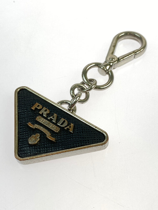 【中古品】【メンズ/レディース】 PRADA プラダ サフィアーノ トライアングルロゴ キーホルダー 183-260713-KS-20-min カラー：シルバー/ブラック 万代Net店