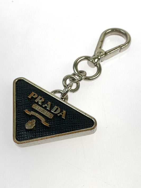 【中古品】【メンズ/レディース】 PRADA プラダ サフィアーノ トライアングルロゴ キーホルダー 183-260713-KS-20-min カラー：シルバー/ブラック 万代Net店