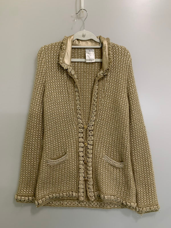 【中古品】【レディース】 CHANEL シャネル VINTAGE GOLD SHIMMER KNIT CARDIGAN SWEATER P23997V01600 ヴィンテージ ゴールド シマーニットカーディガン トップス 168-260607-SH-06-hon サイズ：38 カラー：オークル系/ゴールド 万代Net店