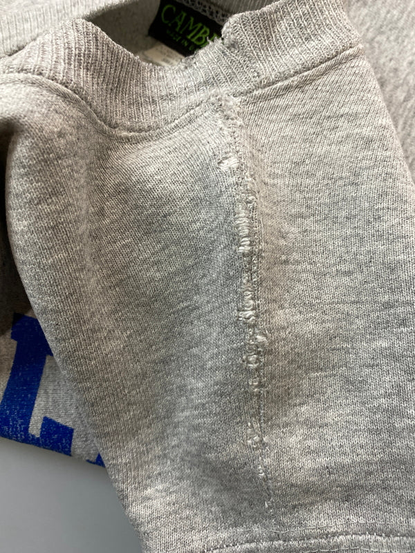 【現状渡し品】【メンズ】 CAMBER キャンバー COLLEGE LOGO SWEATSHIRT カレッジロゴ スウェットシャツ メンズ トップス トレーナー 146-260717-em-42-min サイズ：S カラー：グレー 万代Net店