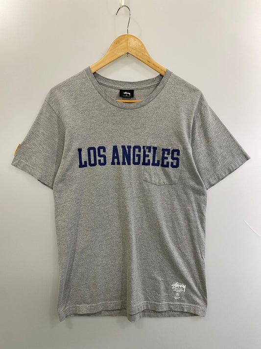 【中古品】【メンズ】 STUSSY ステューシー LOS ANGELES POCKET TEE ロス エンジェルス ポケット Tシャツ トップス 142-260626-jt-17-min サイズ：M カラー：グレー 万代Net店