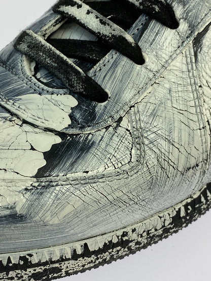 【中古品】【メンズ】 MAISON MARGIELA メゾンマルジェラ REPLICA GERMAN TRAINER S37WS0566 レプリカ ジャーマントレーナー スニーカー靴 162-260306-jt-05-min サイズ：43 カラー：ブラック/ホワイト 万代Net店