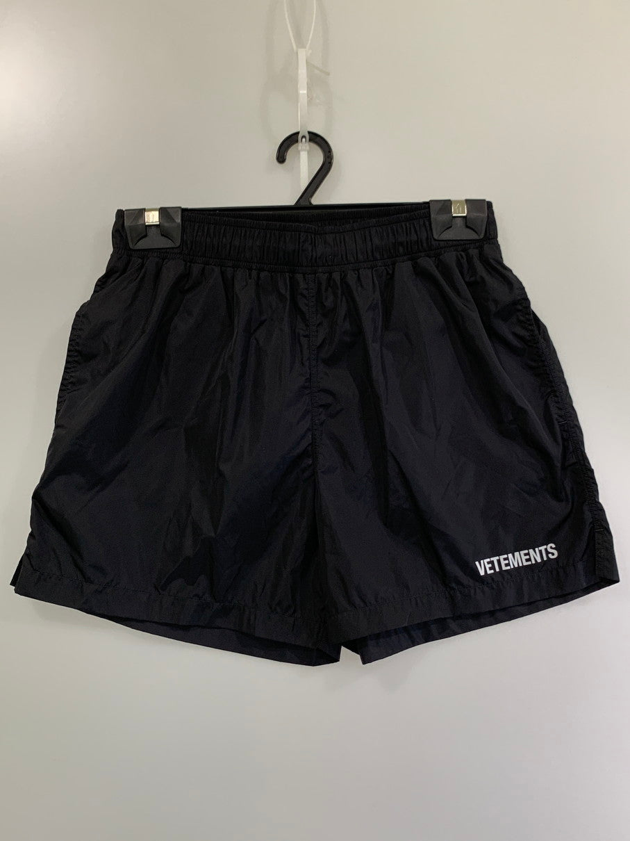【中古品】【メンズ】 VETEMENTS ヴェトモン BLACK LOGO SWIM SHORTS ME63SW700B ブラック ロゴ スウィム ショーツ 海水パンツ メンズ ショートパンツ 152-260311-em-14-min サイズ：S カラー：ブラック 万代Net店