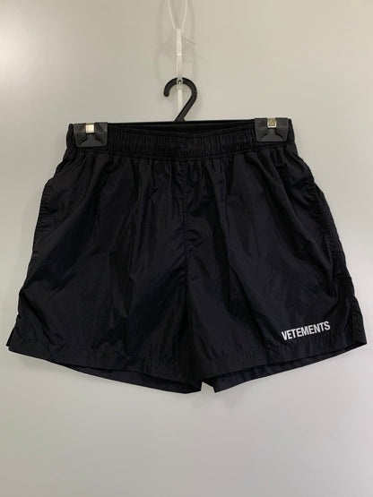 【中古品】【メンズ】 VETEMENTS ヴェトモン BLACK LOGO SWIM SHORTS ME63SW700B ブラック ロゴ スウィム ショーツ 海水パンツ メンズ ショートパンツ 152-260311-em-14-min サイズ：S カラー：ブラック 万代Net店
