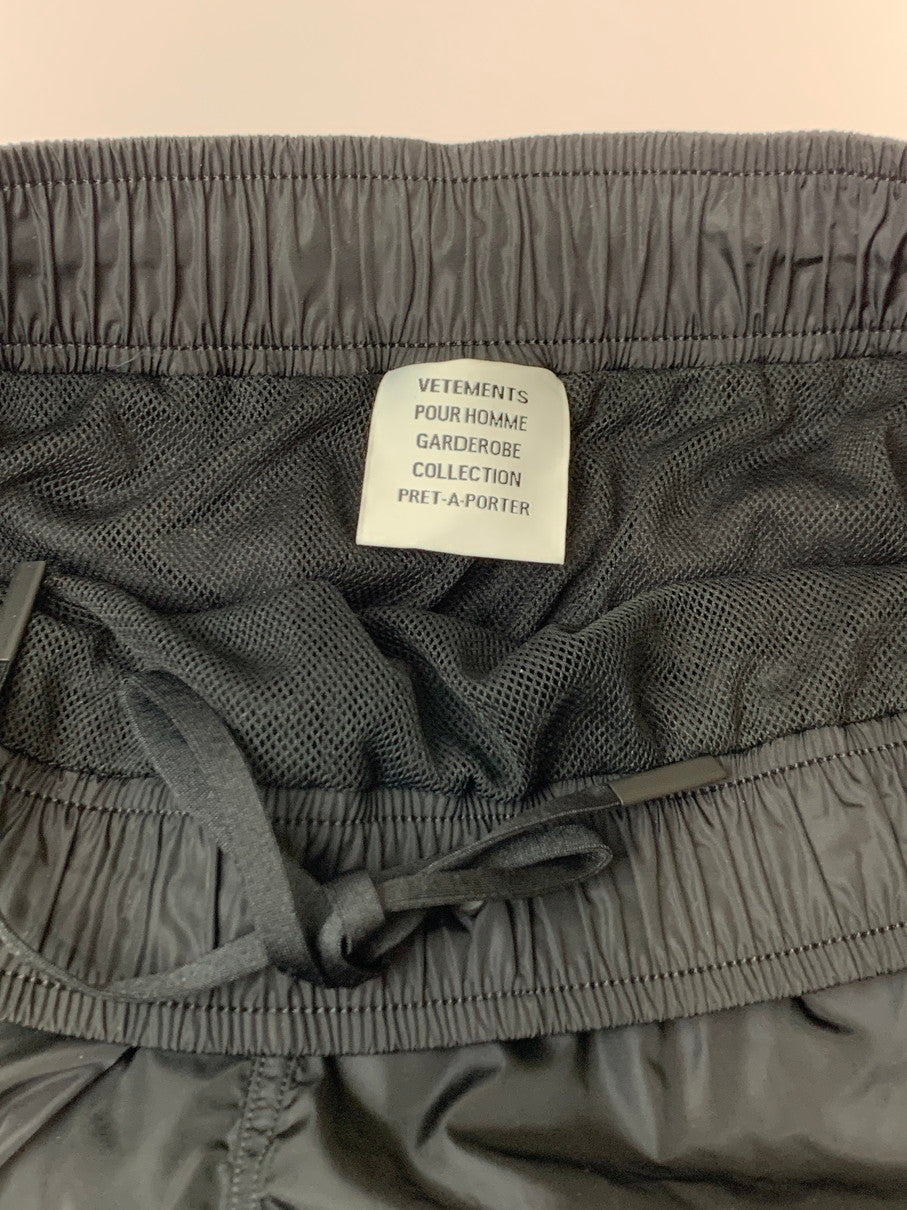 【中古品】【メンズ】 VETEMENTS ヴェトモン BLACK LOGO SWIM SHORTS ME63SW700B ブラック ロゴ スウィム ショーツ 海水パンツ メンズ ショートパンツ 152-260311-em-14-min サイズ：S カラー：ブラック 万代Net店