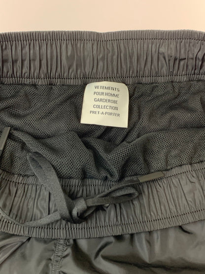 【中古品】【メンズ】 VETEMENTS ヴェトモン BLACK LOGO SWIM SHORTS ME63SW700B ブラック ロゴ スウィム ショーツ 海水パンツ メンズ ショートパンツ 152-260311-em-14-min サイズ：S カラー：ブラック 万代Net店