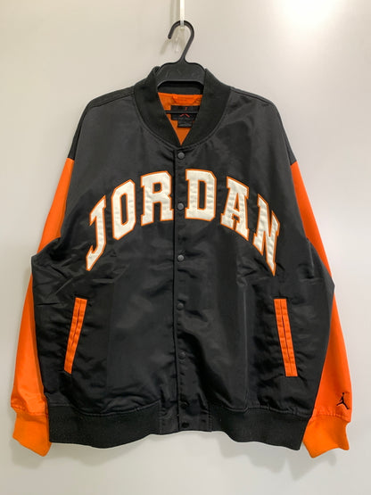【中古品】【メンズ】 JORDAN BRAND ジョーダン ブランド M J BRK CLGTE VRSTY JKT ジャケット スタジアムジャンパー スタジャン 上着 アウター 148-260812-hu-22-min サイズ：XL カラー：ブラック/オレンジ 万代Net店