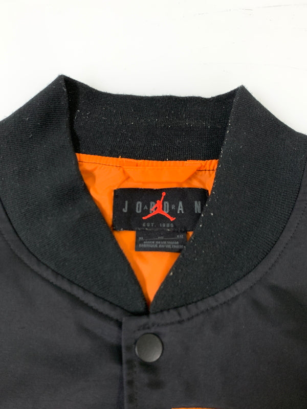 【中古品】【メンズ】 JORDAN BRAND ジョーダン ブランド M J BRK CLGTE VRSTY JKT ジャケット スタジアムジャンパー スタジャン 上着 アウター 148-260812-hu-22-min サイズ：XL カラー：ブラック/オレンジ 万代Net店