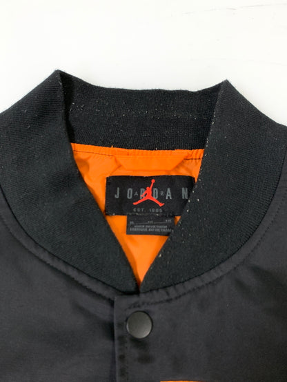 【中古品】【メンズ】 JORDAN BRAND ジョーダン ブランド M J BRK CLGTE VRSTY JKT ジャケット スタジアムジャンパー スタジャン 上着 アウター 148-260812-hu-22-min サイズ：XL カラー：ブラック/オレンジ 万代Net店