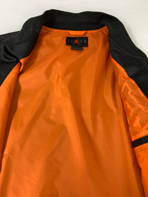 【中古品】【メンズ】 JORDAN BRAND ジョーダン ブランド M J BRK CLGTE VRSTY JKT ジャケット スタジアムジャンパー スタジャン 上着 アウター 148-260812-hu-22-min サイズ：XL カラー：ブラック/オレンジ 万代Net店