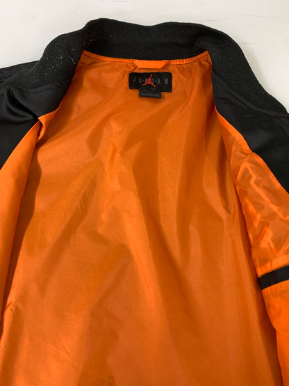 【中古品】【メンズ】 JORDAN BRAND ジョーダン ブランド M J BRK CLGTE VRSTY JKT ジャケット スタジアムジャンパー スタジャン 上着 アウター 148-260812-hu-22-min サイズ：XL カラー：ブラック/オレンジ 万代Net店