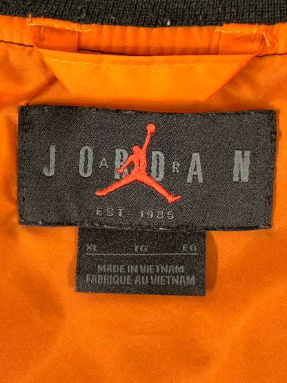 【中古品】【メンズ】 JORDAN BRAND ジョーダン ブランド M J BRK CLGTE VRSTY JKT ジャケット スタジアムジャンパー スタジャン 上着 アウター 148-260812-hu-22-min サイズ：XL カラー：ブラック/オレンジ 万代Net店