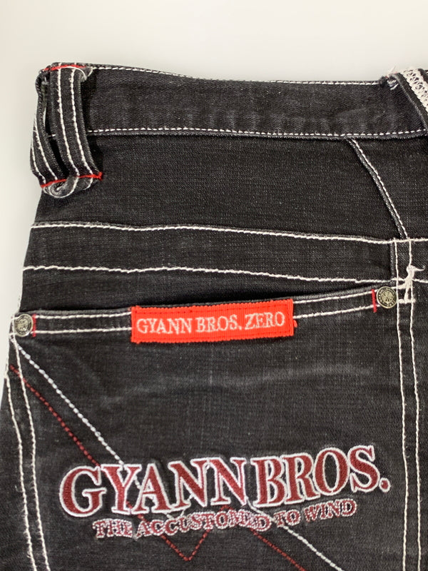 【中古品】【メンズ】 GYANN BROS.ZERO ROAD RUNNER ギャンブローズゼロ ロードランナー コラボ 刺繍 デニムパンツ メンズ ボトムス 156-260704-hu-11-min サイズ：85 カラー：ブラック 万代Net店