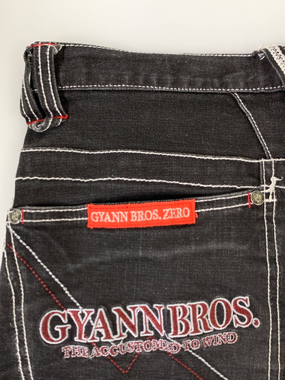 【中古品】【メンズ】 GYANN BROS.ZERO ROAD RUNNER ギャンブローズゼロ ロードランナー コラボ 刺繍 デニムパンツ メンズ ボトムス 156-260704-hu-11-min サイズ：85 カラー：ブラック 万代Net店