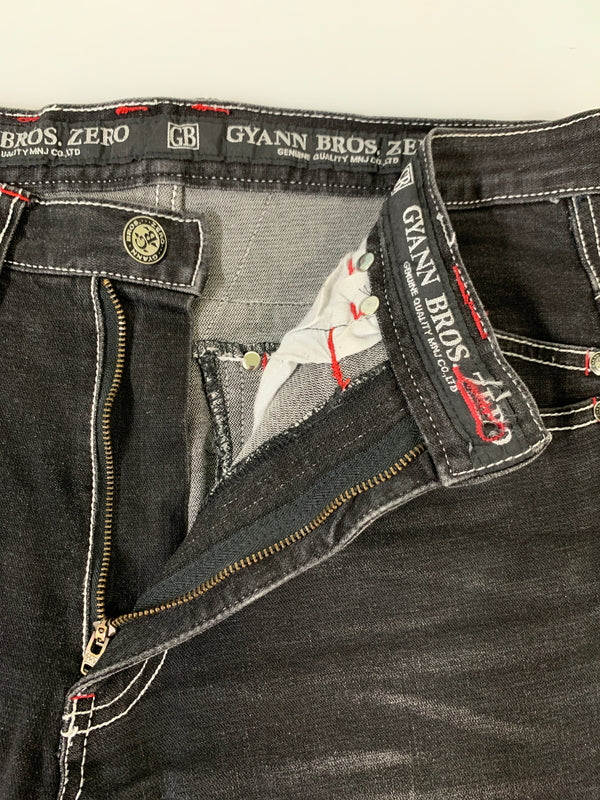 【中古品】【メンズ】 GYANN BROS.ZERO ROAD RUNNER ギャンブローズゼロ ロードランナー コラボ 刺繍 デニムパンツ メンズ ボトムス 156-260704-hu-11-min サイズ：85 カラー：ブラック 万代Net店