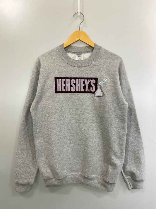 【中古品】【メンズ】 GILDAN ギルダン HERSHEY'S L/S SWEAT SHIRT ロングスリーブ スウェットシャツ トレーナー トップス 146-260715-yn-07-min サイズ：S カラー：グレー 万代Net店