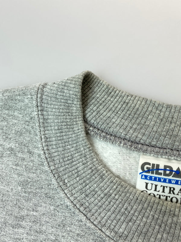 【中古品】【メンズ】 GILDAN ギルダン HERSHEY'S L/S SWEAT SHIRT ロングスリーブ スウェットシャツ トレーナー トップス 146-260715-yn-07-min サイズ：S カラー：グレー 万代Net店