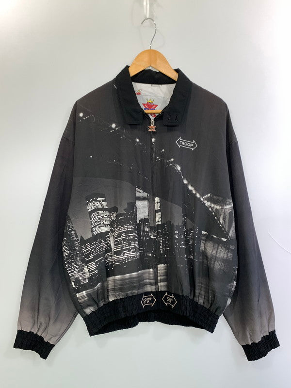 【現状渡し品】【メンズ】 SPX エスピーエックス ×TROOP トゥループ FULL GRAPHIC JACKET フル グラフィックジャケット アウター 146-260402-KS-03-min サイズ：L カラー：ブラック系 万代Net店