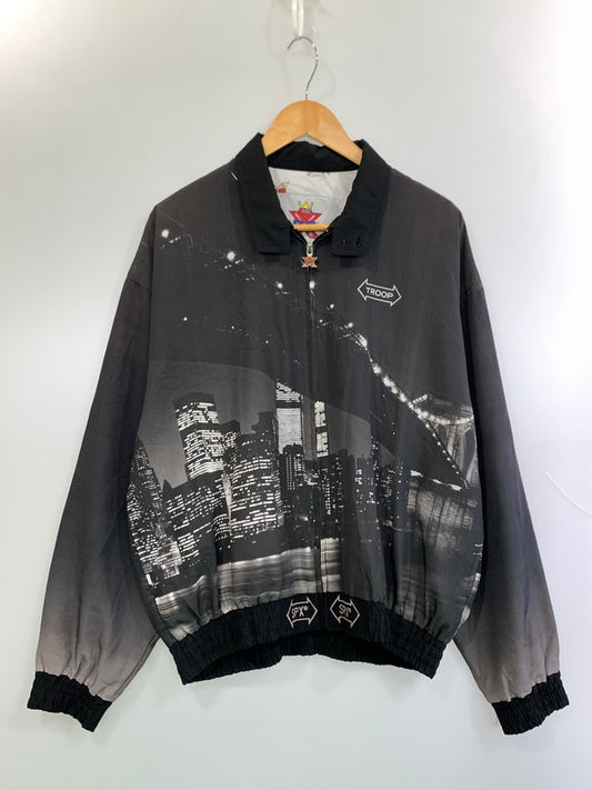 【現状渡し品】【メンズ】 SPX エスピーエックス ×TROOP トゥループ FULL GRAPHIC JACKET フル グラフィックジャケット アウター 146-260402-KS-03-min サイズ：L カラー：ブラック系 万代Net店