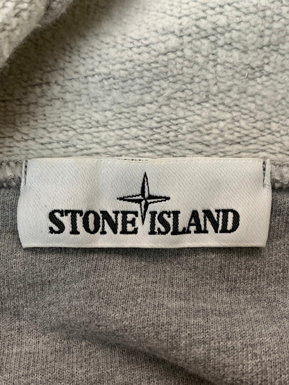 【現状渡し品】【メンズ】 STONE ISLAND ストーンアイランド 731564120 BRUSHED COTTON HOODIE ブラッシュドコットンフーディー 141-260402-zi-02-min サイズ：L カラー：グレー 万代Net店