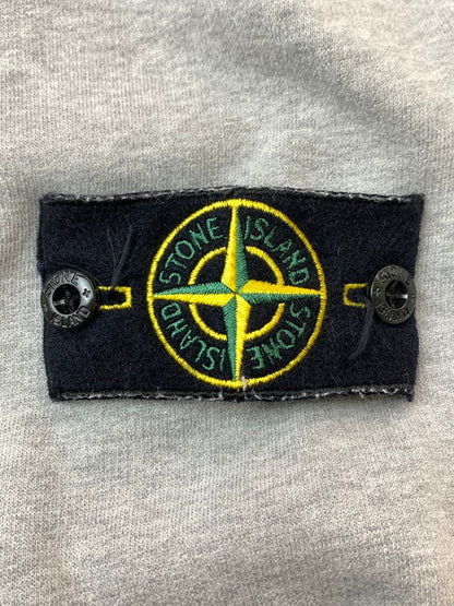 【現状渡し品】【メンズ】 STONE ISLAND ストーンアイランド 731564120 BRUSHED COTTON HOODIE ブラッシュドコットンフーディー 141-260402-zi-02-min サイズ：L カラー：グレー 万代Net店