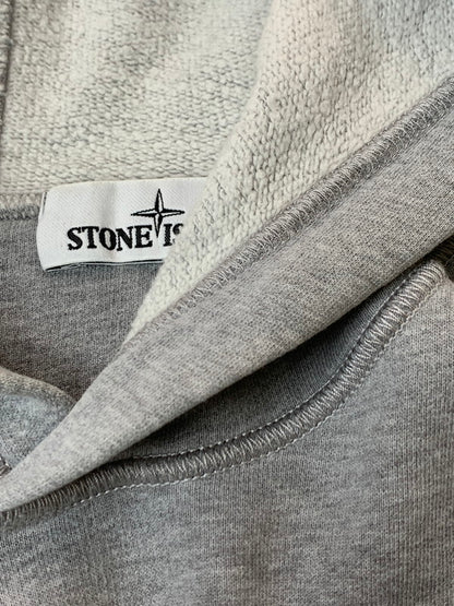 【現状渡し品】【メンズ】 STONE ISLAND ストーンアイランド 731564120 BRUSHED COTTON HOODIE ブラッシュドコットンフーディー 141-260402-zi-02-min サイズ：L カラー：グレー 万代Net店