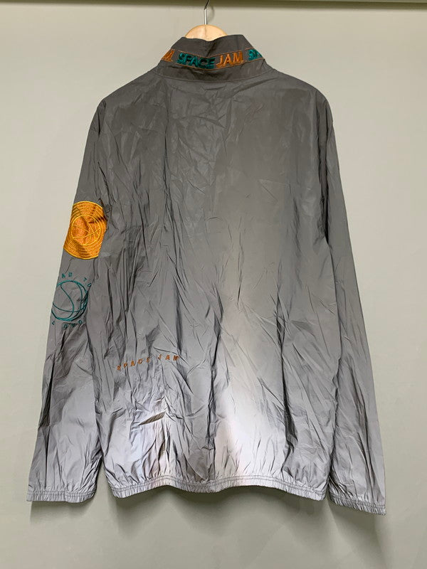 【中古品】【メンズ】 DUMBGOOD ダムグッド SPACE JAM REFLECTOR LOGO ANORAK JACKET スペース ジャム リフレクター ロゴ アノラック ジャケット メンズ アウター 142-260416-KS-01-min サイズ：XL カラー：グレー 万代Net店