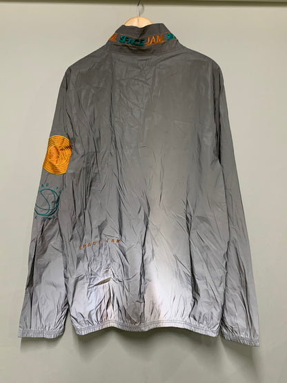 【中古品】【メンズ】 DUMBGOOD ダムグッド SPACE JAM REFLECTOR LOGO ANORAK JACKET スペース ジャム リフレクター ロゴ アノラック ジャケット メンズ アウター 142-260416-KS-01-min サイズ：XL カラー：グレー 万代Net店