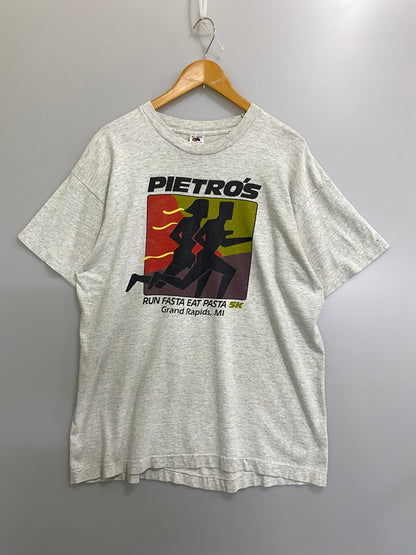 【現状渡し品】【メンズ】 USED ユーズド 90S PIETROS RUN FASTA EAT PASTA 5K TEE 90年代 プリント Tシャツ メンズ トップス ヴィンテージ 半袖 146-260720-em-26-min サイズ：XL カラー：グレー 万代Net店
