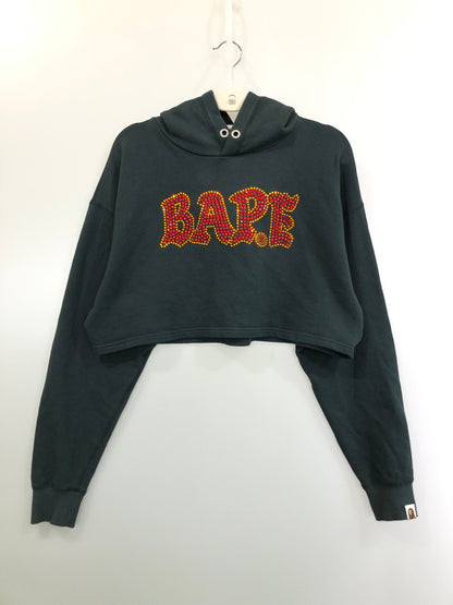 【中古品】【レディース】 A BATHING APE アベイシングエイプ CRYSTAL STONE BAPE CROPPED PULLOVER HOODIE クリスタルストーン ベイプ クロップド プルオーバーフーディー パーカー トップス 170-260417-yn-04-min サイズ：S カラー：ダークグレー 万代Net店