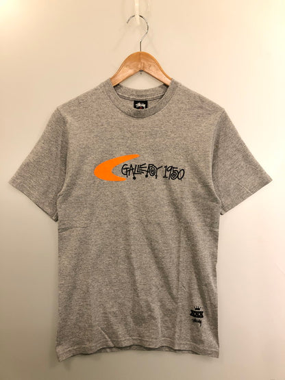 【中古品】【メンズ】 STUSSY ステューシー ×GALLERY ギャラリー 1950 PRINT TEE Tシャツ トップス 142-260426-zi-11-min サイズ：S カラー：グレー 万代Net店