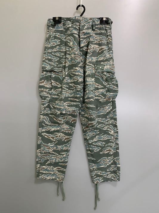 【中古品】【メンズ】 UNDEFEATED アンディフィーテッド CARGO PANTS カーゴパンツ メンズ ボトムス 153-260424-em-31-min サイズ：W30 カラー：グリーン系 万代Net店