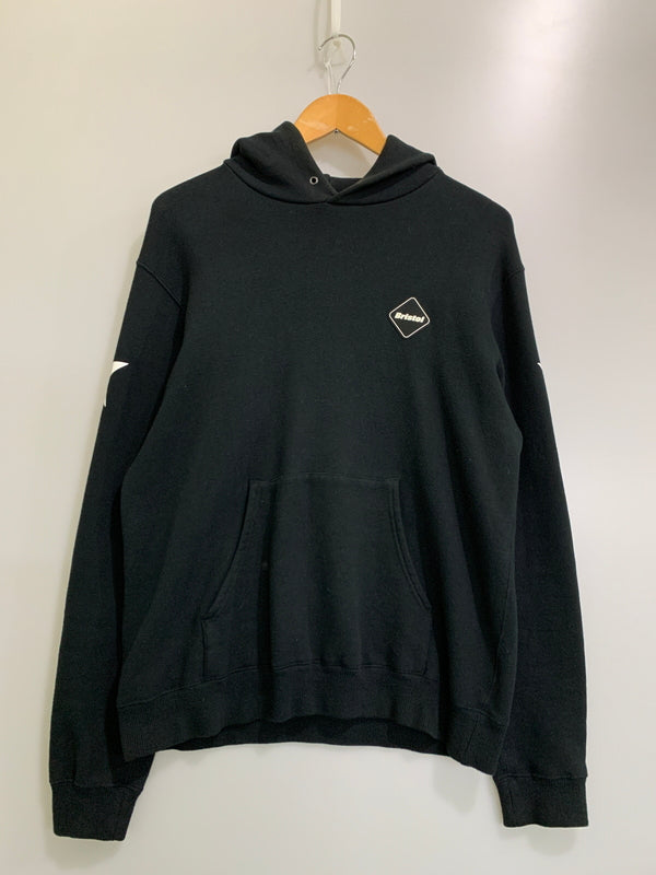 【中古品】【メンズ】 F.C.REAL BRISTOL エフシーレアルブリストル 14AW NUMBERING PULL OVER SWEAT PARKA FCRB-145000 ウィンター ナンバリング プルオーバー スウェット パーカー メンズ トップス 142-260505-em-46-min サイズ：S カラー：ブラック 万代Net店