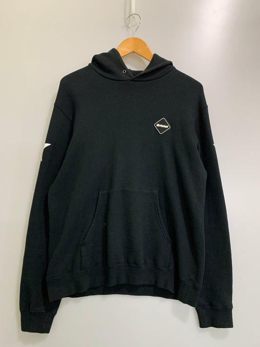 【中古品】【メンズ】 F.C.REAL BRISTOL エフシーレアルブリストル 14AW NUMBERING PULL OVER SWEAT PARKA FCRB-145000 ウィンター ナンバリング プルオーバー スウェット パーカー メンズ トップス 142-260505-em-46-min サイズ：S カラー：ブラック 万代Net店