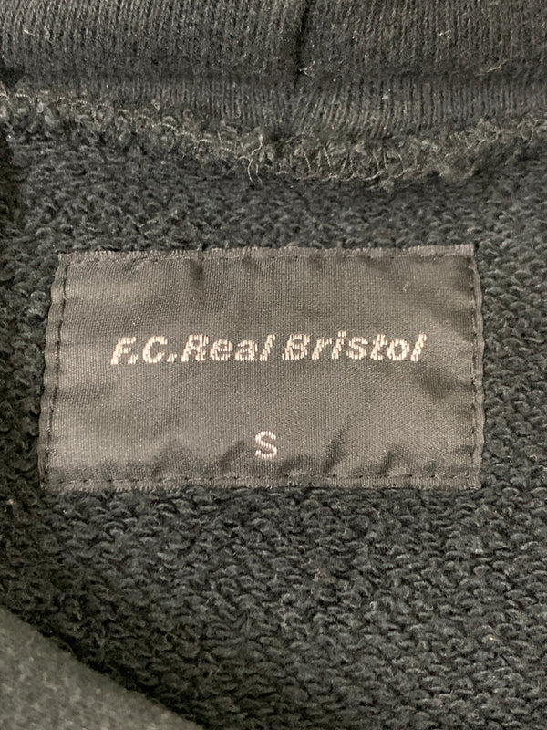 【中古品】【メンズ】 F.C.REAL BRISTOL エフシーレアルブリストル 14AW NUMBERING PULL OVER SWEAT PARKA FCRB-145000 ウィンター ナンバリング プルオーバー スウェット パーカー メンズ トップス 142-260505-em-46-min サイズ：S カラー：ブラック 万代Net店