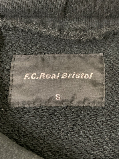 【中古品】【メンズ】 F.C.REAL BRISTOL エフシーレアルブリストル 14AW NUMBERING PULL OVER SWEAT PARKA FCRB-145000 ウィンター ナンバリング プルオーバー スウェット パーカー メンズ トップス 142-260505-em-46-min サイズ：S カラー：ブラック 万代Net店