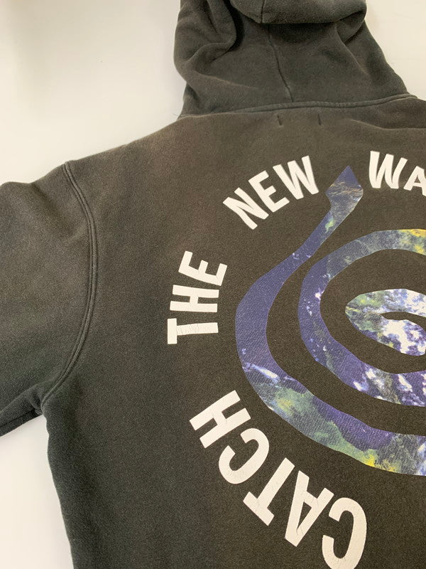 【中古品】【メンズ】 STUSSY ステューシー CATCH THE NEW WAVE HOODIE キャッチ・ザ・ニュー・ウェーブ・フーディー メンズ トップス パーカー 142-260430-em-49-min サイズ：M カラー：ダークグリーン 万代Net店