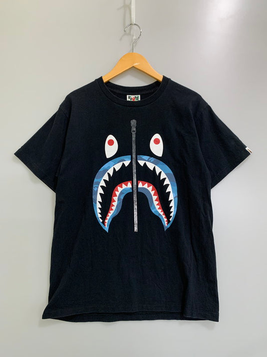 【中古品】【メンズ】 A BATHING APE アベイシングエイプ HONEYCOMB CAMO SHARK TEE 001TEJ301042M ハニカム カモ シャーク 半袖Tシャツ メンズ トップス 142-260430-em-32-min サイズ：M カラー：ブラック 万代Net店