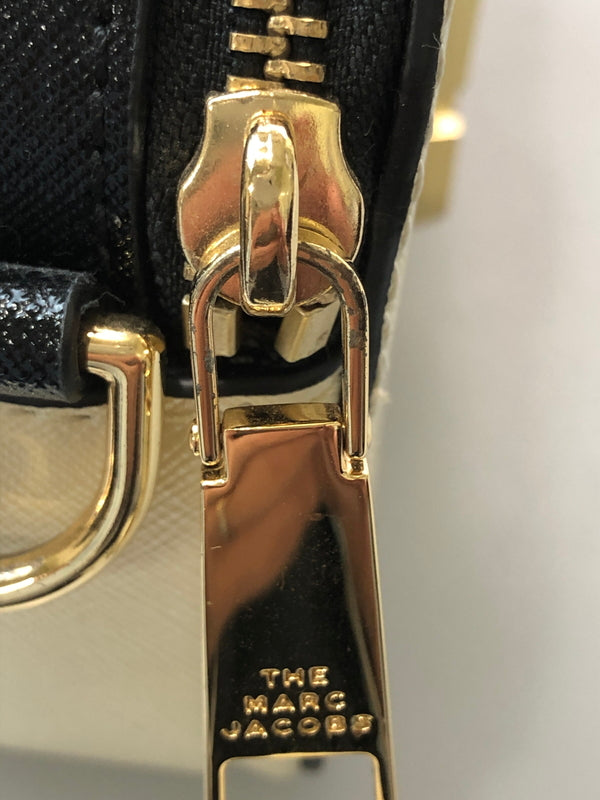 【中古品】【メンズ/レディース】 MARC JACOBS マークジェイコブス THE SNAPSHOT M0012007 ザ スナップショット ショルダーバッグ カメラバッグ 188-260519-em-10-min カラー：ベージュ/ブラック 万代Net店