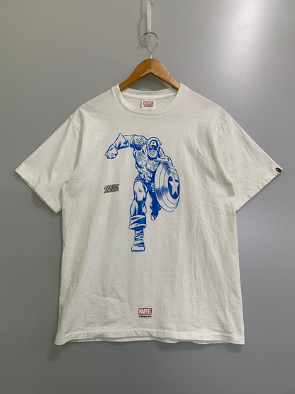 【中古品】【メンズ】 A BATHING APE アベイシングエイプ ×MARVEL CAPTAIN AMERICA PRINT TEE 半袖Tシャツ ショートスリーブ 142-260508-AS-52-min サイズ：L カラー：ホワイト 万代Net店