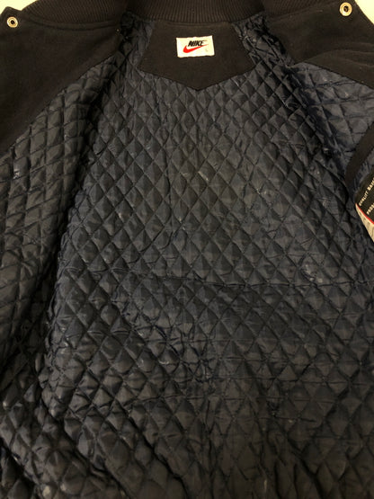 【現状渡し品】【メンズ】 NIKE ナイキ 90S AIR JORDAN FLIGHT CLOB STADIUM JACKET 90年代 エアジョーダン スタジアムジャケット メンズ アウター スタジャン 146-260510-em-38-min サイズ：L カラー：ネイビー/ホワイト 万代Net店