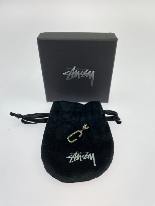 【中古品】【メンズ/レディース】 STUSSY ステューシー SILVER ALPHABET PENDANT ”C” シルバー アルファベット ペンダントトップ 192-260713-KS-22-min カラー：シルバー 万代Net店