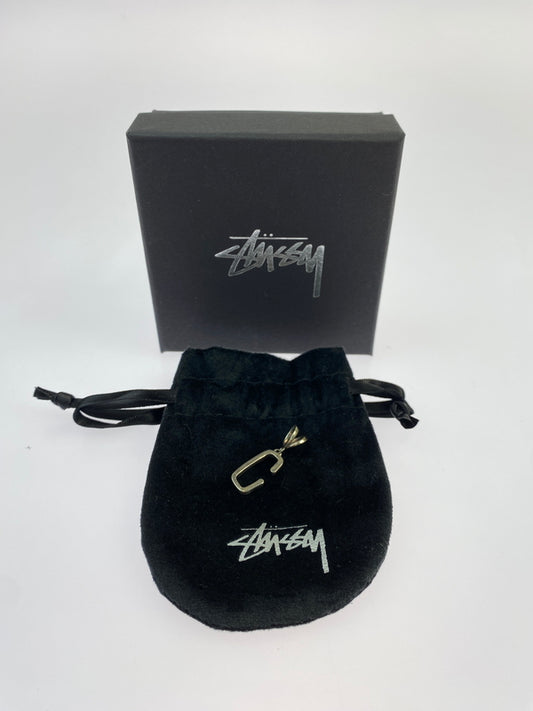 【中古品】【メンズ/レディース】 STUSSY ステューシー SILVER ALPHABET PENDANT ”C” シルバー アルファベット ペンダントトップ 192-260713-KS-22-min カラー：シルバー 万代Net店