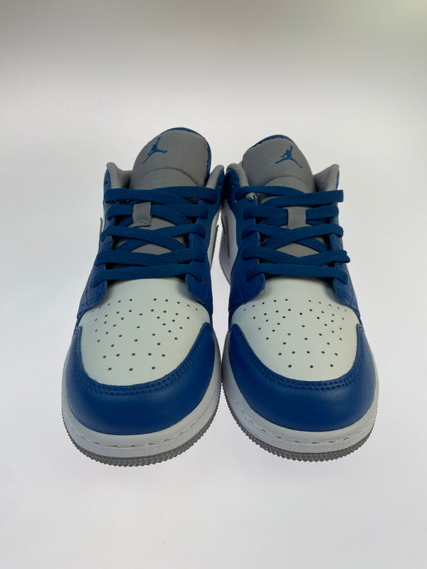 【中古美品】【レディース】 NIKE ナイキ 553560-412 GS AIR JORDAN 1 LOW 靴 シューズ スニーカー SNEAKER 166-260509-zi-10-min サイズ：24.5cm カラー：TRUE BLUE/CEMENT GREY-WHITE 万代Net店