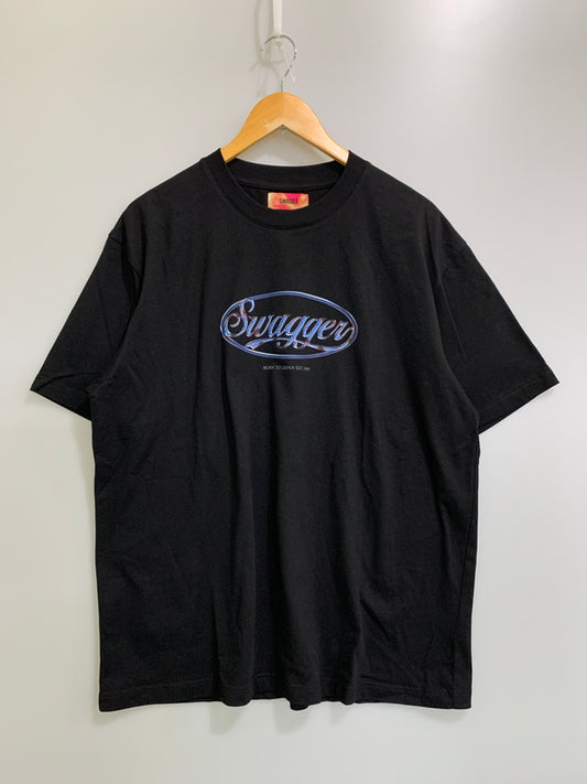【中古品】【メンズ】 SWAGGER スワッガー SWAGGER LOGO TEE SWG23-TS08 スワッガー ロゴ ティーシャツ トップス 142-260522-SH-25-min サイズ：XL カラー：ブラック 万代Net店