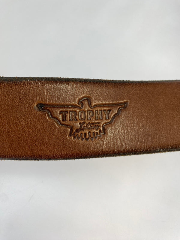 【中古品】【メンズ】 TROPHY CLOTHING トロフィークロージング INDUSTRIAL IRON BUCKLE LEATHER BELT インダストリアル アイアンバックル レザーベルト 革 205-260512-em-15-min カラー：ブラウン 万代Net店