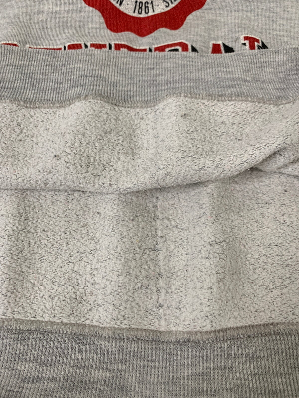 【現状渡し品】【メンズ】 GEAR FOR SPORTS ギアフォースポーツ 90S COLLEGE LOGO CREW SWEATカレッジロゴ クルーネック スウェットシャツ トレーナー 146-260615-kt-10-min サイズ：サイズ不明 カラー：グレー 万代Net店